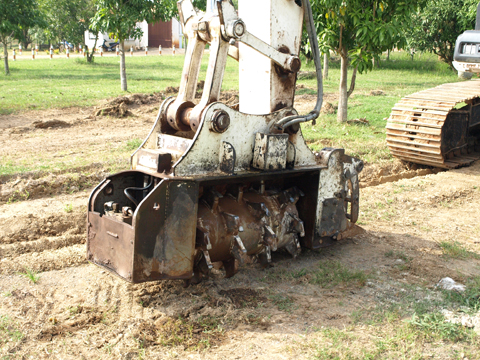 既存の潅木除去機：摩耗した潅木除去機のロータリー部。
