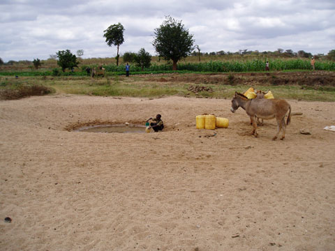 既存の給水状況。河床から水を汲んでいる。（協力実施前撮影）