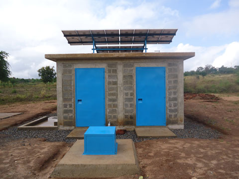 この協力で建設されたソーラーパネル付水中モーターポンプ給水施設（ポンプ小屋兼水売店）