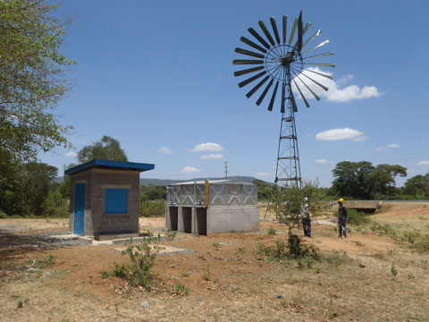 この協力で建設された風車ポンプ給水施設