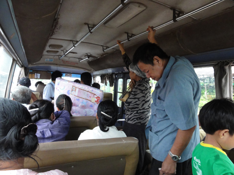 協力実施前の様子。小型バスの車内は混雑し、立ち乗りの乗客がいる。