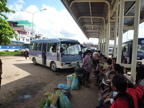 協力実施前の様子。市内バスを待つ旅客。市場で仕入れた食材を携えた旅客が多い。