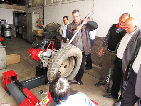 供与された車輌修理用機材（タイヤチェンジャー）の操作方法トレーニング風景