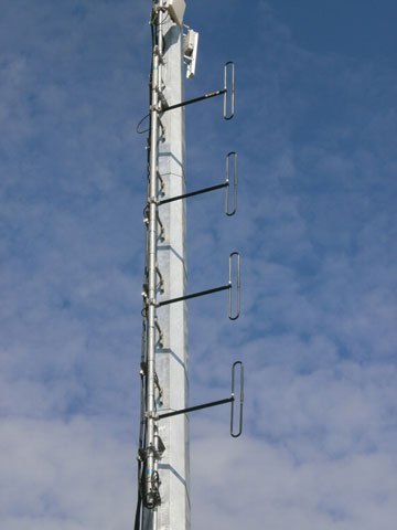 この協力で設置されたVHF 無線機連絡リピータ（アンテナ）（写真8の協力実施後）