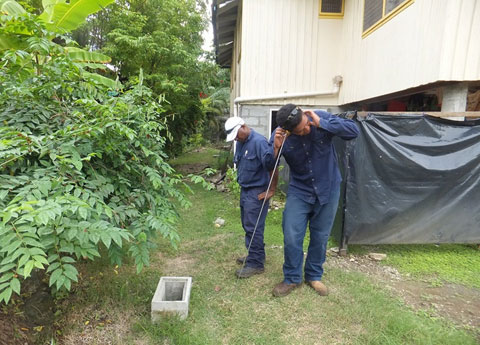 漏水探知技術担当の専門家チームの指導の下、漏水探知機材を用いて漏水調査を行なうソロモン水道公社職員。
