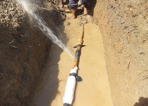 漏水探知で発見された配水管からの漏水の様子。管路の腐食が進み、損傷範囲が広いため、漏水量は多い。