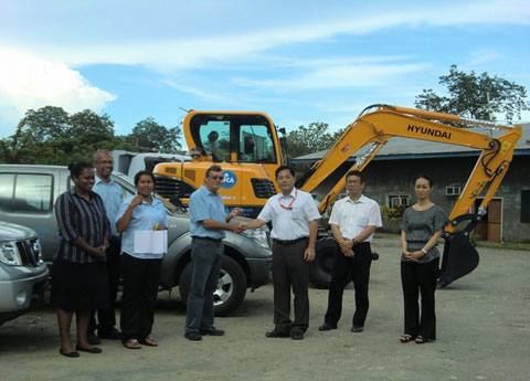 掘削機の贈与　掘削機の贈与式に集まったソロモン水道公社の総裁、3名の部長、JICAソロモン支所所長、同所員と専門家チームリーダー（2013年3月22日）。この掘削機は主に管路の補修工事のために使用されている。