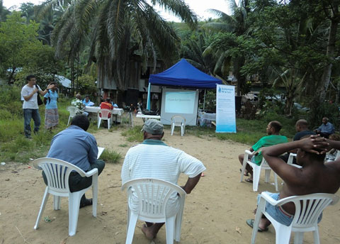 ソロモン水道公社の顧客サービス部門が主体となり、ホニアラ市内の一つの地区（Namuruka地区）の不法接続者を対象に住民啓発を目的に説明会を開催（2013年4月7日）。給水サービスに係る質問に対し回答する専門家チーム。