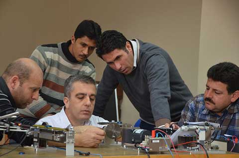 真剣な表情でIAT機材の機能を学ぶパレスチナの研修生たち