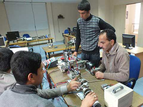 IAT機材を使って自習に励むパレスチナの研修生たち