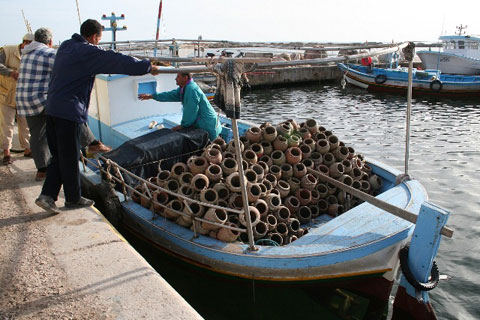 漁船へのタコツボの積み込み