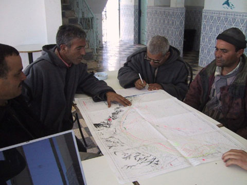 漁民の操業海域を確認するチュニジア行政関係者