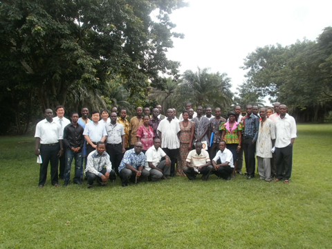 2012年6月に行われた第一回研修の参加者。