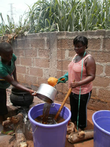 ヤシ油から石鹸を作る小零細企業。ヤシ油の石鹸はガーナの家庭でよく使用されている。