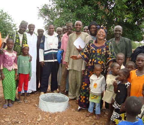 学校の敷地内に井戸を掘った学校運営委員会。水道施設が整っていない村落部では、安全な飲料水の確保が児童の就学を維持するために重要である。