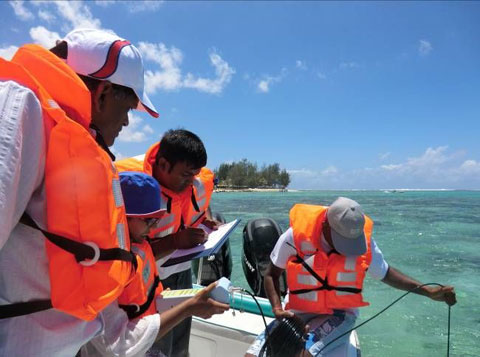 サンゴの生育の関連するサンゴ礁の水質を、環境省の担当者と調査している様子。