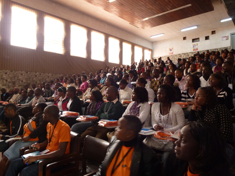 交通実態調査の調査員研修の様子。プロジェクトではモザンビークでは初となる家庭訪問調査を実施している。調査員150人に対する調査方法の講習会を実施し、調査員としてのオレンジ色のTシャツと帽子を配布した。