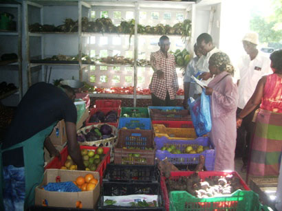 ジャガイモ市場調査。自分たちの野菜の販売現場を視察（ダルエスサラームの小売販売所にて）