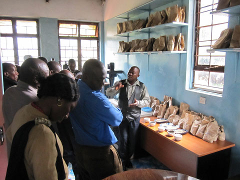ルブマ州ムビンガ県での先行事例を学ぶスタディツアー。コーヒー加工会社（Mbinga Coffee Curing Company）の視察。