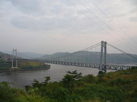 1983年に日本の円借款により建設された、コンゴ川に架かる唯一の吊り橋、通称「マタディ橋」の全景。