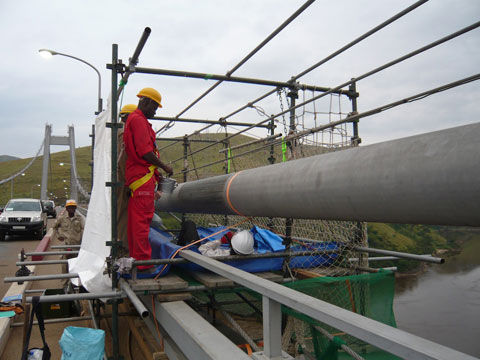 日本人技術者の指導の下、現地技術者が主ケーブル開放の作業を行った。