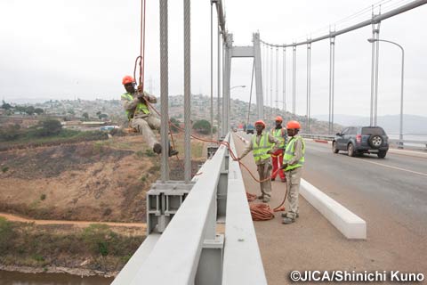 橋を吊るワイヤーのメンテナンス作業を行うOEBK技術者。（写真提供：久野真一）