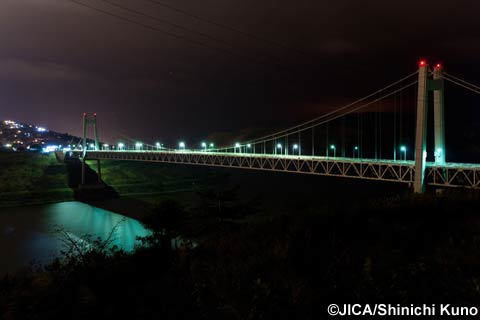 マタディ橋の夜景。橋の建設により、対岸の街が飛躍的に発展した。（写真提供：久野真一）