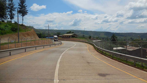 ルワンダ：道路（Sta9+00）終点（写真8の協力実施後）