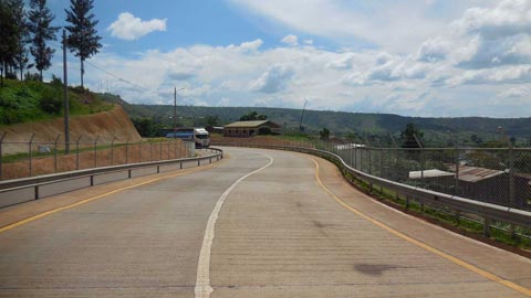 ルワンダ：道路（Sta9+00）終点（写真5の協力実施後）