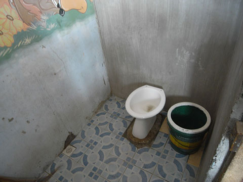 【協力実施前の様子】オアス南中央小学校：トイレ