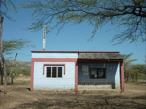 コミュニティの住民が手作りで建設したラジオ放送局の外観（協力準備調査時撮影、以下2〜5まで同様）