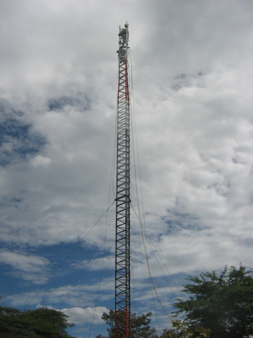 送信用タワー。その多くは機材だけを購入して住民たちが手作りで建設している。