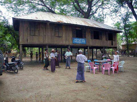 既存地域補助保健センター（以下、SHC）施設の全景：Sin Ma Kyun RHC（写真4の協力実施前）