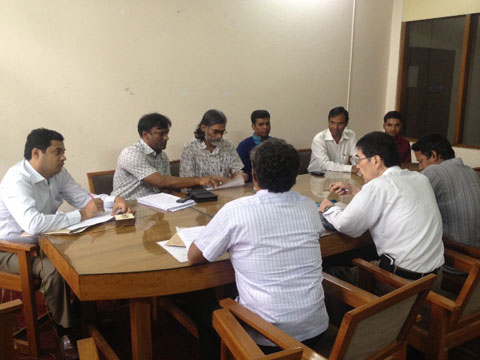 ITEEの試験問題を作成するために一流の委員が集まっている。写真は、試験問題作成委員会（以下、QMC）のチェアマンが教授を務める理系最高学府バングラデシュ工科大学にて委員会が行われた際の1コマ。