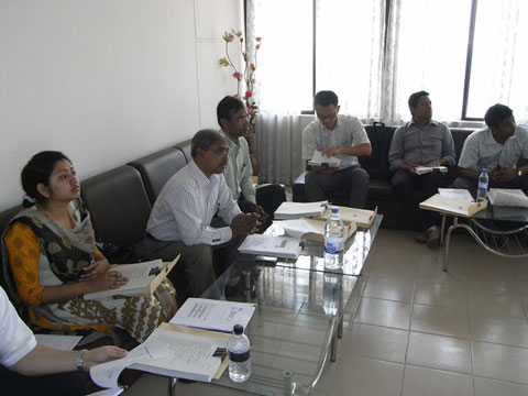 日本から導入支援をしているITEE運営母体の独立行政法人情報処理推進機構の職員がバングラデシュでBD-ITEC職員向けにワークショップを開催した。写真はワークショップで講師の話に聞き入るBD-ITEC職員たち。