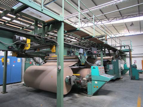 ドゥラス市にある紙再生工場。近隣の使用理回収されたダンボールや紙ごみを原料に、ダンボールを製造している。