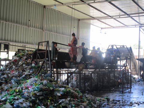 ティラナ市内にあるペット再利用工場。ここで異物を取り除き、裁断の後、ペットボトルやその他のプラスチック製品の原料として出荷している。