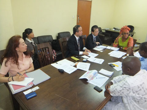 保健衛生大臣と関係者が会し、プロジェクト内容や方針について意見交換
