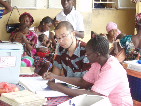 プロジェクト対象県のコミュニティ保健施設で、乳幼児健診の記録方法について説明を受ける専門家