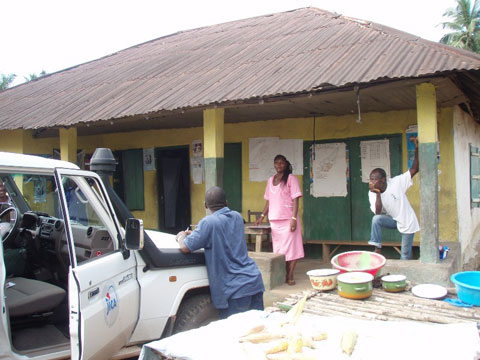 プロジェクト対象県の典型的なコミュニティ診療所を訪問する保健衛生省職員