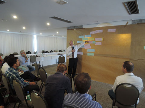 2014年2月にブラジリアで開催されたリスク管理を考慮した都市拡張計画にかかる実務者会合において議論された課題分析結果を説明するカウンターパート（Mr. Yuri Rafael Della Giustina、都市省アクセサビリティ政策・都市計画部部長）。