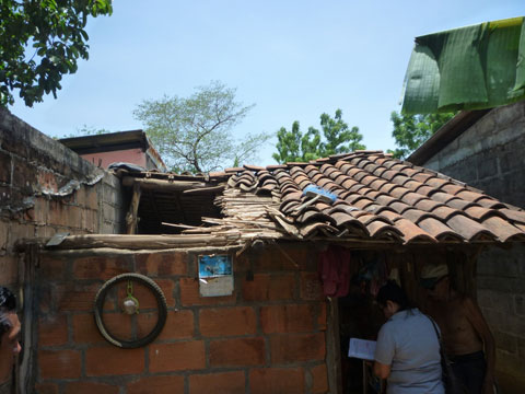 内陸部の市内。大雨により崩落した屋根。市防災担当者が屋根の補修支援も業務の一環として実施している：ニカラグア