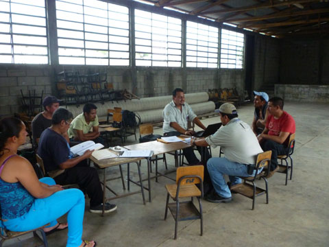 住民約650名規模のコミュニティで防災基礎情報の更新を行うカウンターパートチーム：グアテマラ