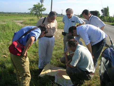 現地踏査を行ない対象地域の地形・地質状況を協議するEIPH-ハバナ技術者と専門家チーム。