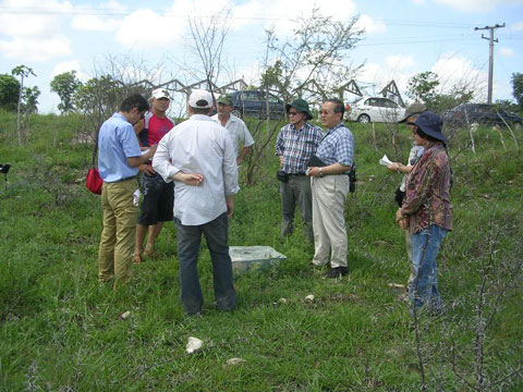 マヤベケ県水利公社およびEIPH-ハバナの技術者から既存観測井の説明を受ける専門家チーム。