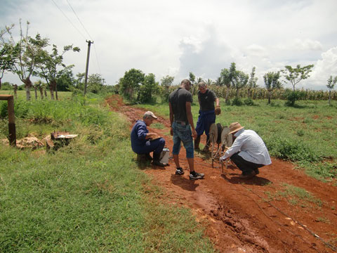 水理地質構造を把握するために電気探査を実施しているEIPH-ハバナの技術者。