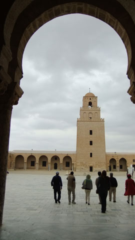チュニジアの南165キロメートルの北アフリカにおけるイスラム発祥の地ケロアンにある、アフリカ最古のグランドモスク取材撮影の様子。