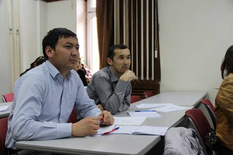 ビジネスコースのミニMBA（3ヵ月）コースで、講義に熱心に耳を傾ける受講者