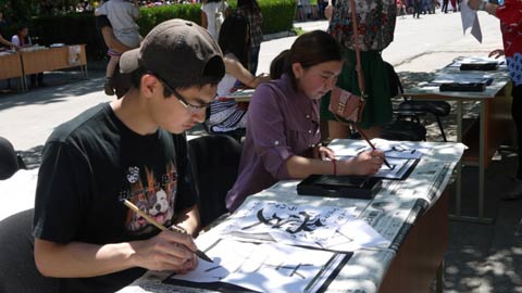 さつき祭り（2013年5月29日）で書道体験をする参加者
