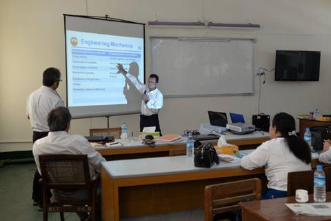 ミャンマー側教員による、模擬講義実施の様子：機械学科（5月22日）